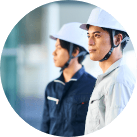 工事現場で打ち合わせする作業員