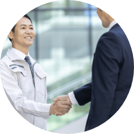 担当者と握手する様子